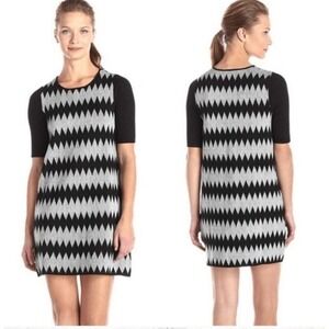 3 / $30 BCBGeneration Dress Medium‎ Black Gray Diamond Print Knit Short Sleeve